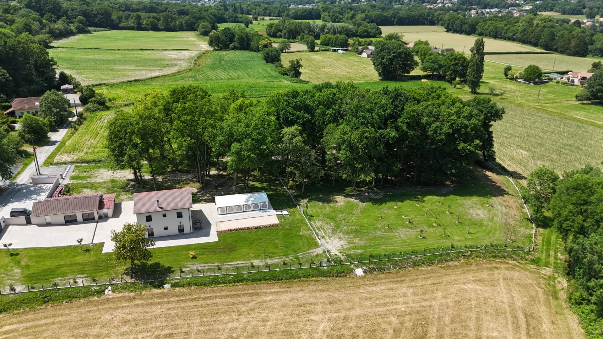 Le domaine entouré de ses grands arbres et de la campagne